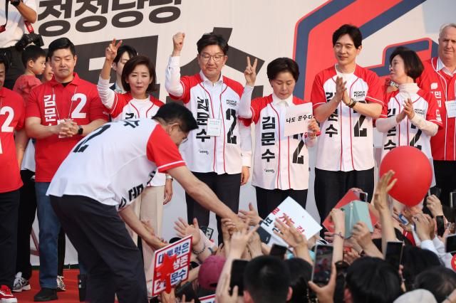 김문수 국민의힘 대선 후보가 26일 서울 도봉구 방학사거리에서 집중유세를 하고 있다 사진연합뉴스