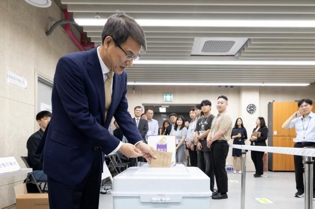 노태악 중앙선거관리위원장이 28일 서울 광진구 중곡3동주민센터에 마련된 21대 대통령선거 사전투표소를 방문해 사전투표 모의체험을 하고 있다 사진연합뉴스
