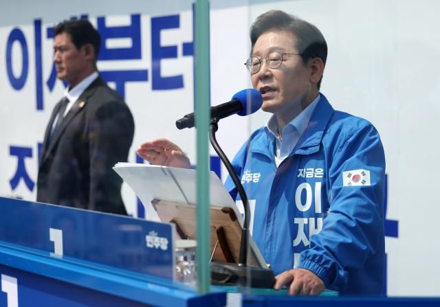 이재명 더불어민주당 대선 후보가 지난 30일 강원도 춘천시 춘천역광장에서 열린 집중유세에서 시민들에게 지지를 호소하고 있다 사진연합뉴스