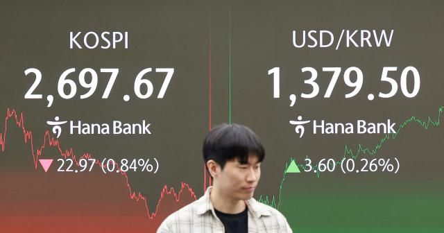 지난 30일 서울 중구 하나은행 딜링룸 사진연합뉴스