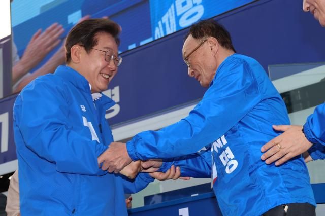 이재명 더불어민주당 대선 후보가 선거를 사흘 앞둔 31일 세종특별자치시 나무그늘광장에서 열린 유세에서 이해찬 전 총리와 악수하고 있다 사진연합뉴스