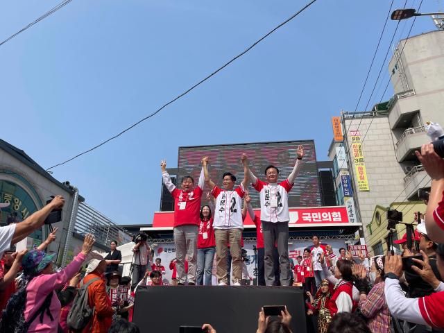 김문수 국민의힘 대선 후보가 31일 강원 홍천군 꽃뫼공원에서 열린 홍천군·횡성군·영월군·평창군 합동유세에서 지지를 호소하고 있다 사진이다희 기자