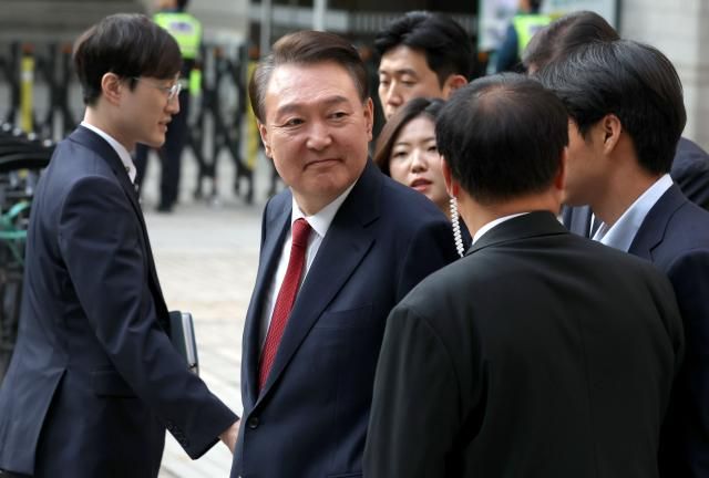 윤석열 전 대통령이 26일 서울 서초구 서울중앙지방법원에서 열린 내란 우두머리 혐의·직권남용 권리행사 방해 혐의 사건 5차 공판을 마친 후 지지자들을 바라보며 법정을 나서고 있다 사진연합뉴스