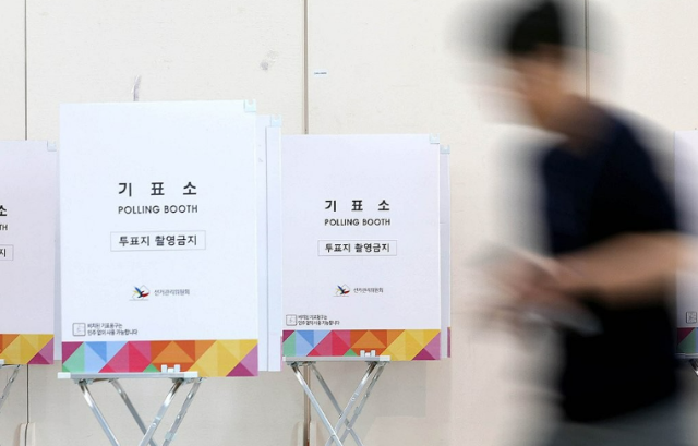 제21대 대통령 선거 사전투표를 이틀 앞둔 27일 광주 북구 용봉동 사전투표소에서 동 행정복지센터 선거사무원들이 기표소를 설치하고 있다사진연합뉴스