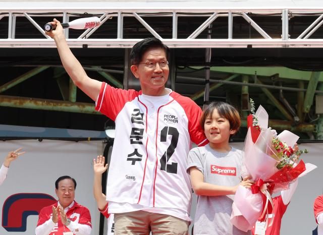 김문수 국민의힘 대선 후보가 31일 강원 속초시 관광수산시장에서 열린 속초시·인제군·고성군·양양군 합동유세에서 지지를 호소하고 있다 사진연합뉴스