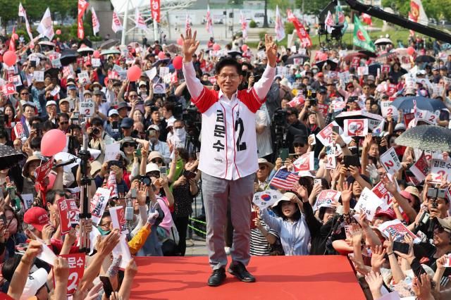 김문수 국민의힘 대선 후보가 29일 경기 안산시 안산문화광장에서 시민들에게 지지를 호소하고 있다 사진연합뉴스