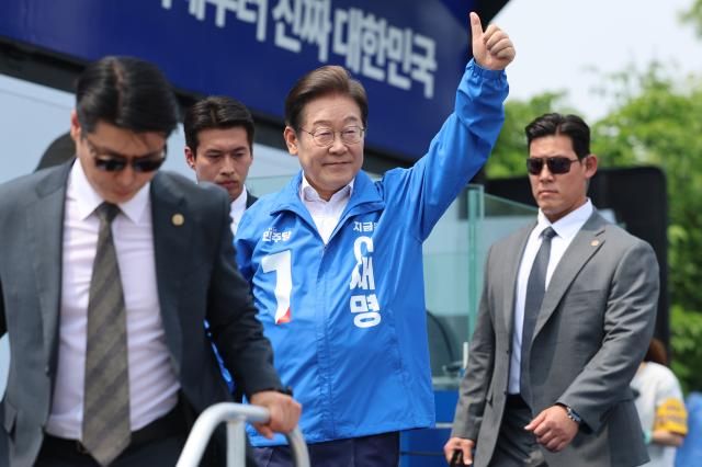 이재명 더불어민주당 대선 후보가 선거를 사흘 앞둔 마지막 주말인 31일 경기 평택시 배다리생태공원에서 열린 평택·오산·안성시 유세에서 시민들에게 인사하고 있다 사진연합뉴스