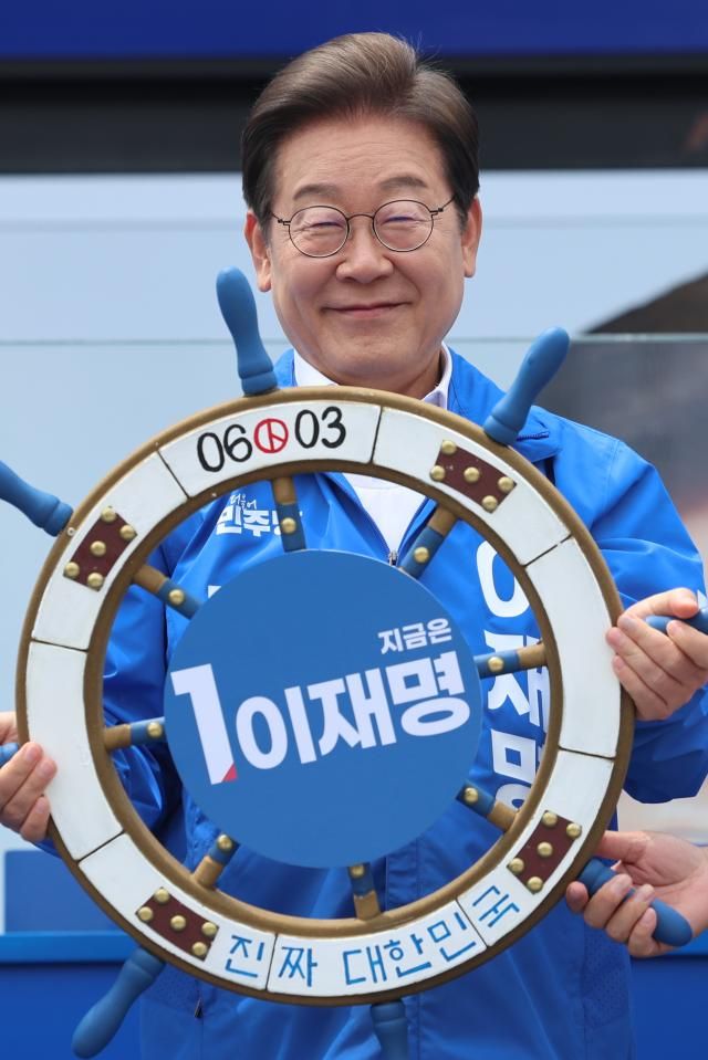 이재명 더불어민주당 대선 후보가 선거를 사흘 앞둔 마지막 주말인 31일 경기 평택시 배다리생태공원에서 열린 평택·오산·안성시 유세에서 조타기를 받아 들어보이고 있다 사진연합뉴스