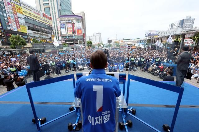 이재명 더불어민주당 대선 후보가 24일 경기 부천시 부천역 북부광장에서 열린 유세에서 시민들에게 지지를 호소하고 있다 사진연합뉴스
