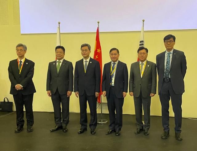 4일 오전현지시간 이탈리아 밀라노에서 개최된 한·일·중 재무장관·총재회의 왼쪽부터 히미노 일본은행BOJ 부총재 카토 일본 재무장관 란 포안 중국 재무장관 판궁성 중국인민은행PBC 총재 최지영 기획재정부 차관보 이창용 한국은행 총재 사진한국은행