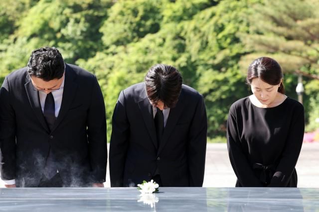 4일 오전 광주 북구 국립 5·18 민주묘지 2묘역에서 이준석 개혁신당 대선 후보가 참배하고 있다 사진연합뉴스