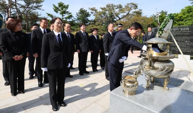 국민의힘 김문수 대선 후보가 4일 서울 동작구 국립서울현충원 김영삼 전 대통령 묘역을 방문해 참배하고 있다 사진연합뉴스