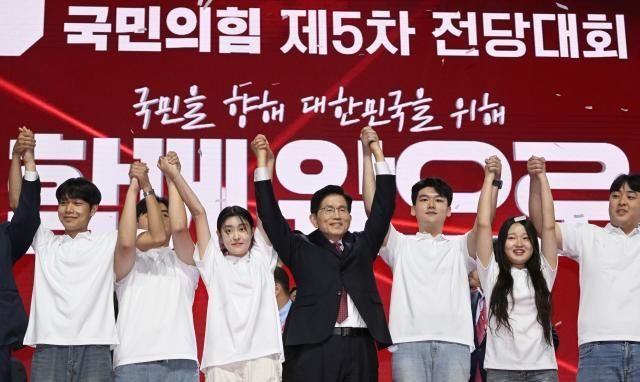 국민의힘 대선 후보로 선출된 김문수 후보가 3일 경기 고양시 킨텍스에서 열린 국민의힘 전당대회에서 청년 당원들과 기념촬영을 하고 있다 사진연합뉴스