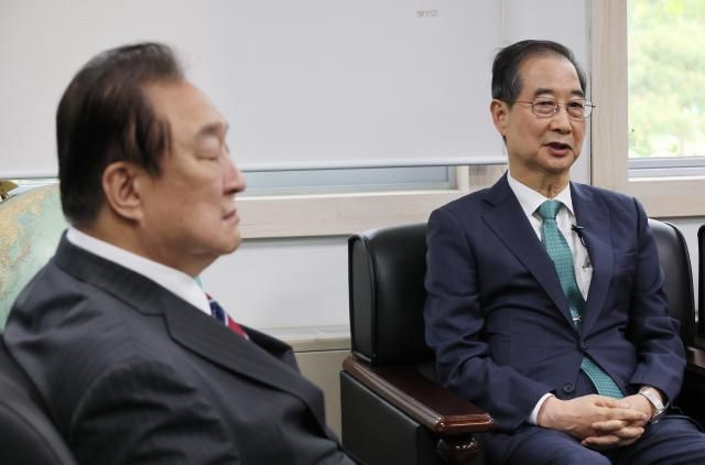 3일 서울 여의도 국회 헌정기념관을 찾은 한덕수 전 국무총리가 발언하고 있다 왼쪽은 정대철 헌정회장 사진연합뉴스