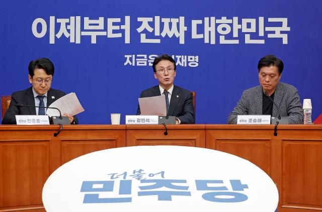 더불어민주당 김민석 상임공동선거대책위원장이 4일 국회에서 열린 기자간담회에서 발언하고 있다 사진연합뉴스