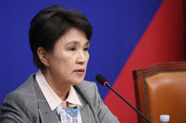 5일 서울 여의도 국회에서 더불어민주당 강금실 총괄선거대책위원장이 기자간담회를 하고 있다 사진연합뉴스