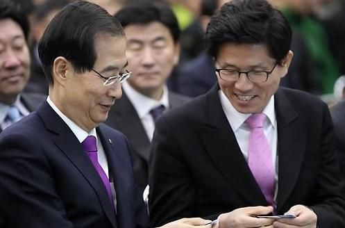 한덕수 무소속 예비후보왼쪽와 김문수 국민의힘 대선 후보사진연합뉴스