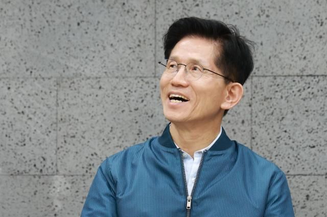 국민의힘 김문수 대선 후보가 4일 한센인 마을인 경기도 포천시 장자마을을 방문 이길용 한국한센인총연합회 회장 발언을 듣던 중 이 회장이 후보 단일화를 한다면 양보하지 말라는 취지로 말하자 미소를 짓고 있다사진연합뉴스