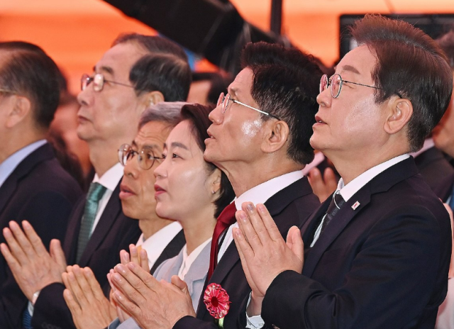5일 서울 종로구 조계사에서 대선 후보들이 참석해 합장하고 있다 오른쪽부터 이재명 더불어민주당 대선 후보 김문수 국민의힘 대선 후보 진보당의 김재연 대선 후보 권영국 정의당 대선 후보 무소속의 한덕수 대선 예비후보 사진연합뉴스