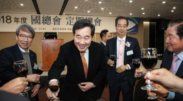 이낙연 국무총리가 31일 저녁 서울 세종문화회관에서 열린 국무총리실 출신 공직자 모임국총회 만찬에 한덕수 전 총리 정운찬 전 총리를 비롯한 내빈들과 건배하고 있다 사진연합뉴스