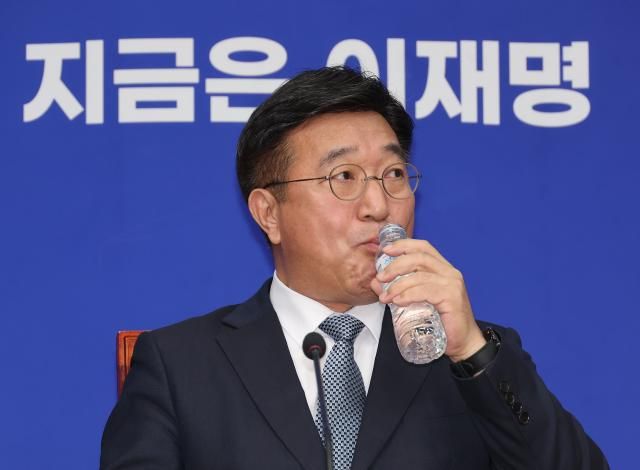 5일 서울 여의도 국회에서 더불어민주당 윤호중 총괄선대본부장이 기자간담회에 앞서 물을 마시고 있다사진연합뉴스