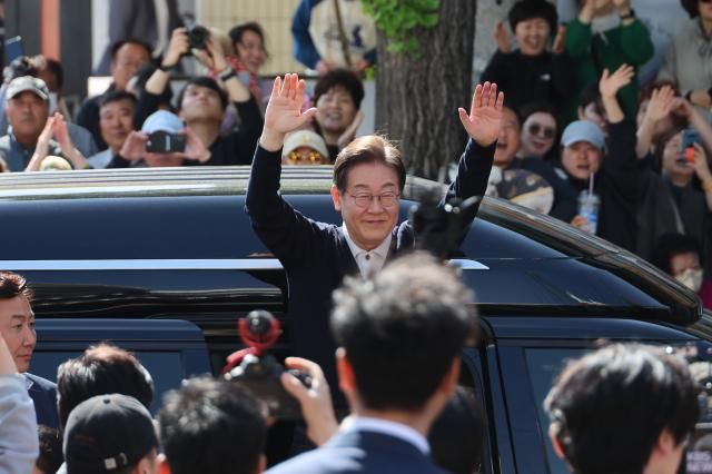 이재명 더불어민주당 대선 후보가 골목골목 경청투어 단양8경편에 나선 4일 강원도 영월군 영월서부시장에서 강원 내륙 주민들에게 인사하고 있다 사진연합뉴스