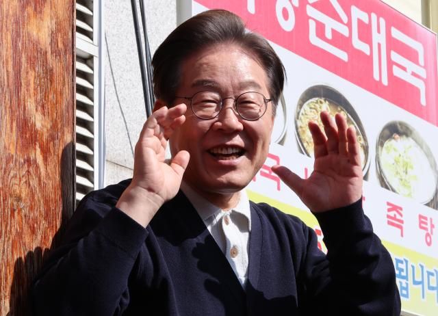 더불어민주당 이재명 대선 후보가 골목골목 경청투어 단양8경편에 나선 4일 강원도 영월군 영월서부시장에서 지지를 호소하고 있다사진연합뉴스