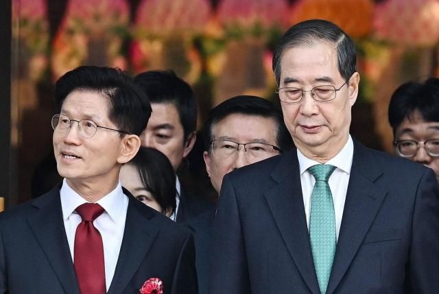 국민의힘 김문수 대선 후보왼쪽와 무소속 한덕수 대선 예비후보가 5일 서울 종로구 조계사에서 봉축법요식에 입장하고 있다 사진연합뉴스