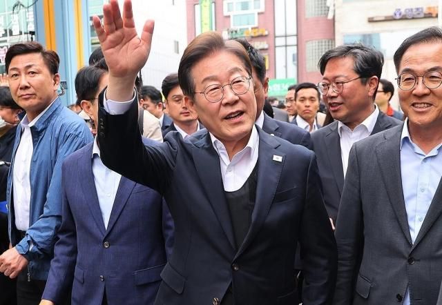 더불어민주당 이재명 대선 후보가 5일 경기도 양평군 양평물맑은시장에서 열린 골목골목 경청투어에서 시민들에게 인사하고 있다 사진연합뉴스