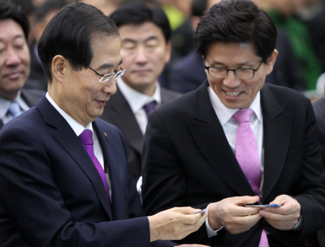 무소속의 한덕수 대선 예비후보왼쪽와 김문수 국민의힘 대선후보 사진연합뉴스