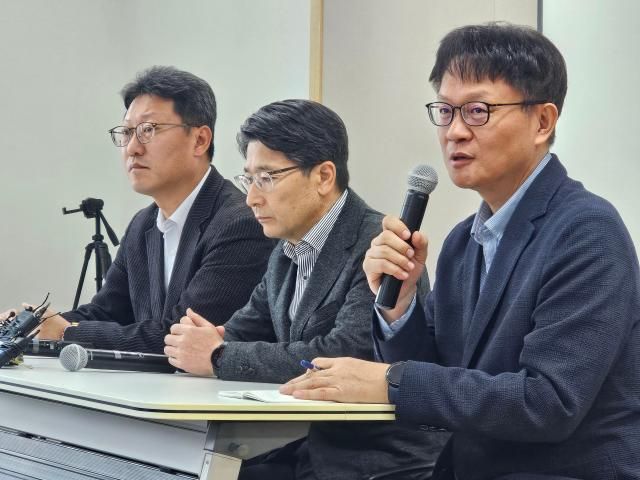 김희섭 SKT PR센터장 임봉호 MNO사업부장 류정환 네트워크인프라센터장이 4일 오전 SKT 일일 브리핑을 진행하고 있다 사진선재관 기자