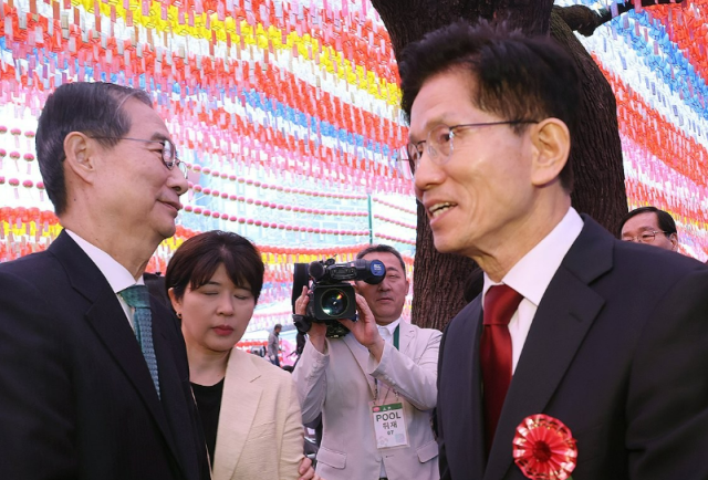 김문수 국민의힘 대선 후보오른쪽와 무소속의 한덕수 대선 예비후보가 5일 서울 종로구 조계사에서 열린 불기 2569년 부처님오신날 봉축법요식을 마치며 인사 뒤 행사장을 떠나고 있다 사진연합뉴스