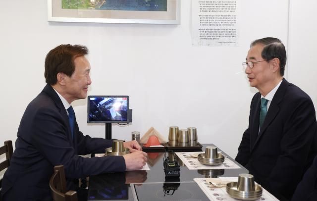 무소속 한덕수 대선 예비후보와 손학규 전 바른미래당 대표가 5일 서울 종로구 한 식당에서 만찬 회동을 하고 있다 사진공동취재단