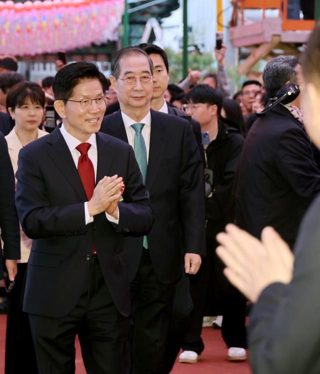 김문수 국민의힘 대선 후보와 한덕수 무소속 대선 예비후보가 5일 서울 종로구 조계사에서 열린 불기 2569년 부처님오신날 봉축법요식에 참석하고 있다 사진연합뉴스