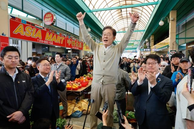 더불어민주당 이재명 대선 후보가 골목골목 경청투어 국토종주편에 나선 6일 충북 증평군 증평장뜰시장을 찾아 즉흥 연설을 하고 있다 사진연합뉴스