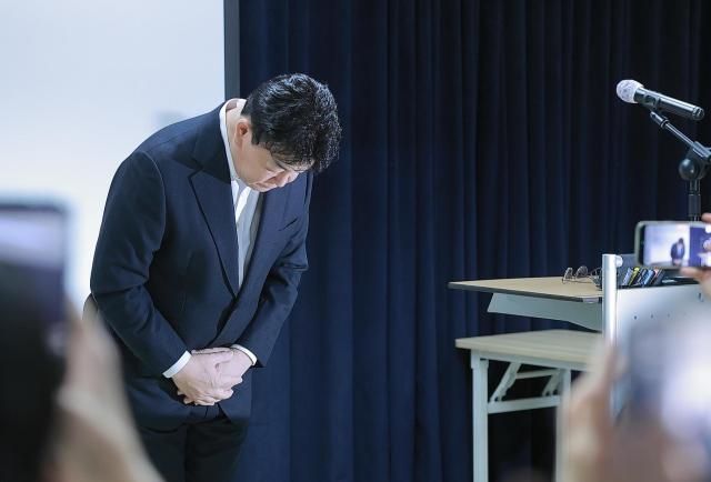 백종원 더본코리아 대표가 28일 오전 서울 서초구 스페이스쉐어 강남역센터에서 열린 주주총회를 마치고 고개숙여 인사를 하고 있다 20250328사진유대길 기자 dbeorlf123ajunewscom