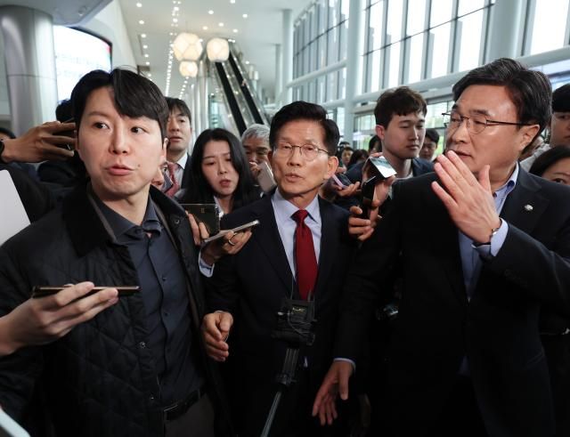 김문수 국민의힘 대선 후보가 6일 아시아태평양경제협력체APEC 회의장인 경북 경주시 경주화백컨벤션센터에서 후보 일정을 중단하고 서울로 올라가 현안 문제에 대한 대책을 마련하겠다고 밝힌 뒤 취재진에 둘러싸여 있다 오른쪽은 초선·재선 대표인 김대식 의원 사진연합뉴스