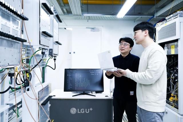 LG유플러스 임직원이 클라우드랜 AI 네트워크 자동화 기술을 검증하고 있다 사진LG유플러스