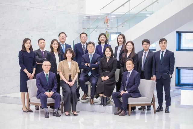 첫째줄 좌측부터 주광수 고문 최정은 변호사 김성태 변호사 손정현 변호사 최병철 고문 둘째줄 좌측부터 홍수희 변호사 김현욱 변호사 김솔 전문위원 변영식 고문 이훈 전문위원 최은정 변호사 김정은 전문위원 노지은 변호사 이재솔 변호사 김진욱 변호사 사진법무법인 세종