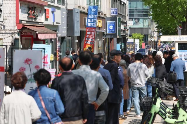 SK텔레콤이 유심 고객정보 해킹 사고로 관련 유심 무료 교체 서비스에 나선 지난 28일 서울 시내 한 SKT T월드 매장 앞에 유심을 교체하려는 고객들이 영업 전부터 줄을 서 있다사진연합뉴스