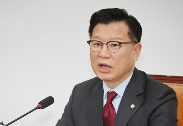 지난달 10일 서울 여의도 국회에서 이양수 국민의힘 사무총장이 대선 후보 선출 방식과 관련해 취재진 앞에서 발언하고 있다 사진연합뉴스