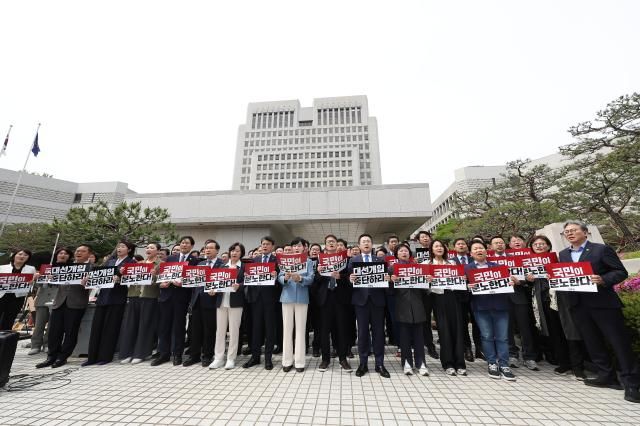 더불어민주당 의원들이 2일 서울 서초구 대법원 앞에서 이재명 대선 후보의 공직선거법 위반 사건 상고심 결과를 규탄하는 구호를 외치고 있다 사진연합뉴스