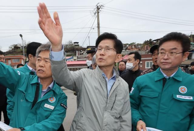 김문수 국민의힘 대선 후보가 6일 대형 산불 피해를 입은 경북 영덕군 영덕읍 노물리마을을 방문해 피해 상황을 보고받고 있다 사진연합뉴스 