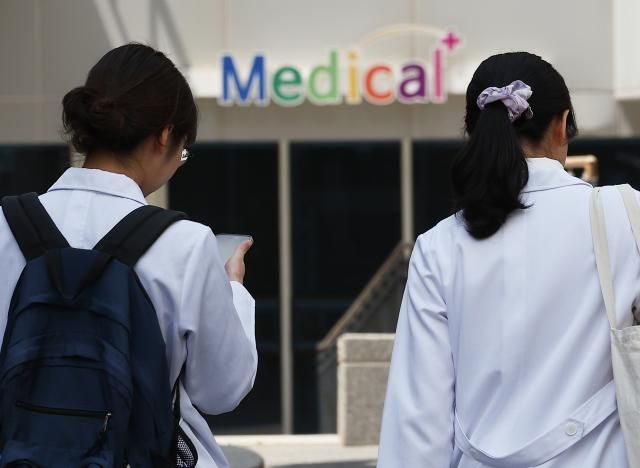 5월 7일 오전 서울 시내 한 의과대학에서 가운을 입은 학생들이 이동하고 있다 사진연합뉴스