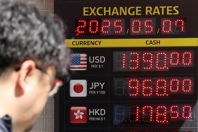 7일 서울 중구 명동거리 환전소의 환율 시세 전광판 연합뉴스