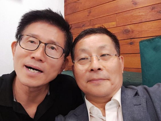 차명진 전 의원이 2020년 8월 19일 광복절 광화문 집회에 참석한 김문수 전 지사와 얼굴을 밀착한 채 찍은 사진 사진연합뉴스 차명진 전 의원 페이스북 갈무리