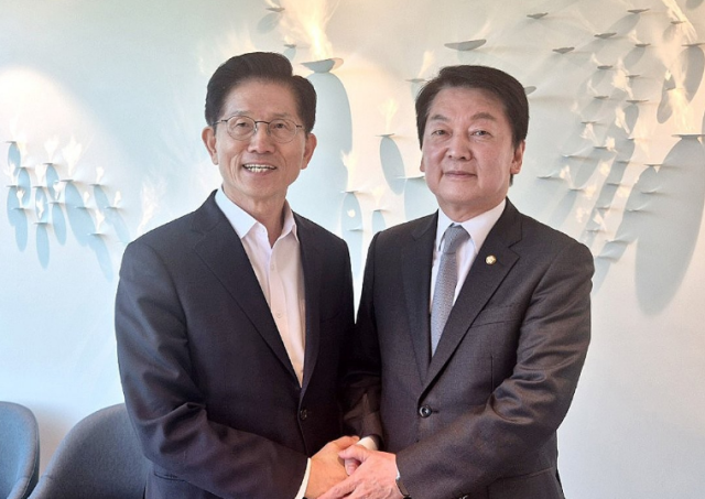 김문수 국민의힘 대선 후보가 7일 오후 서울 여의도 모처에서 안철수 의원을 만나 기념촬영하고 있다 사진연합뉴스