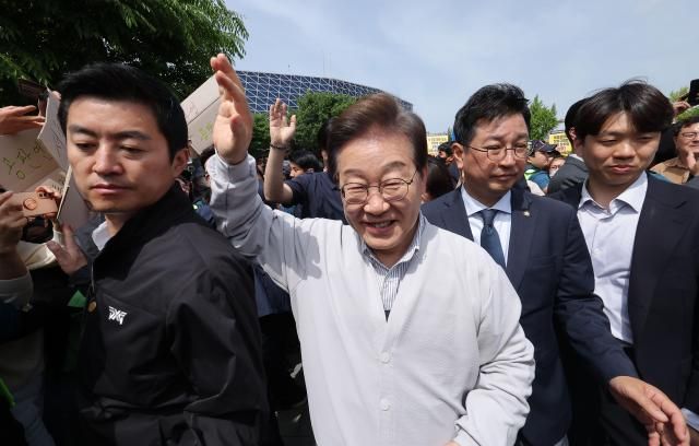 더불어민주당 이재명 대선 후보가 골목골목 경청투어국토종주편에 나선 7일 전북 전주시 풍남문 앞 광장에서 지지자 및 시민들에게 인사를 하고 있다 사진연합뉴스