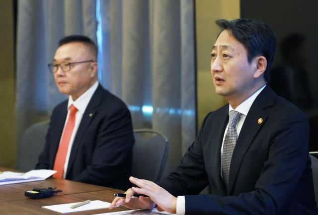 황주호 한국수력원자력 사장왼쪽과 안덕근 산업통상자원부 장관이 체코 원전 최종계약 연기와 관련해 설명하고 있다 사진산업통상자원부