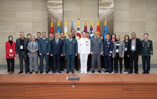 동명부대 현지인 방한연수 참석자들과 우리 군 관계자들이 7일 기념사진을 촬영하고 있다 사진합동참모본부